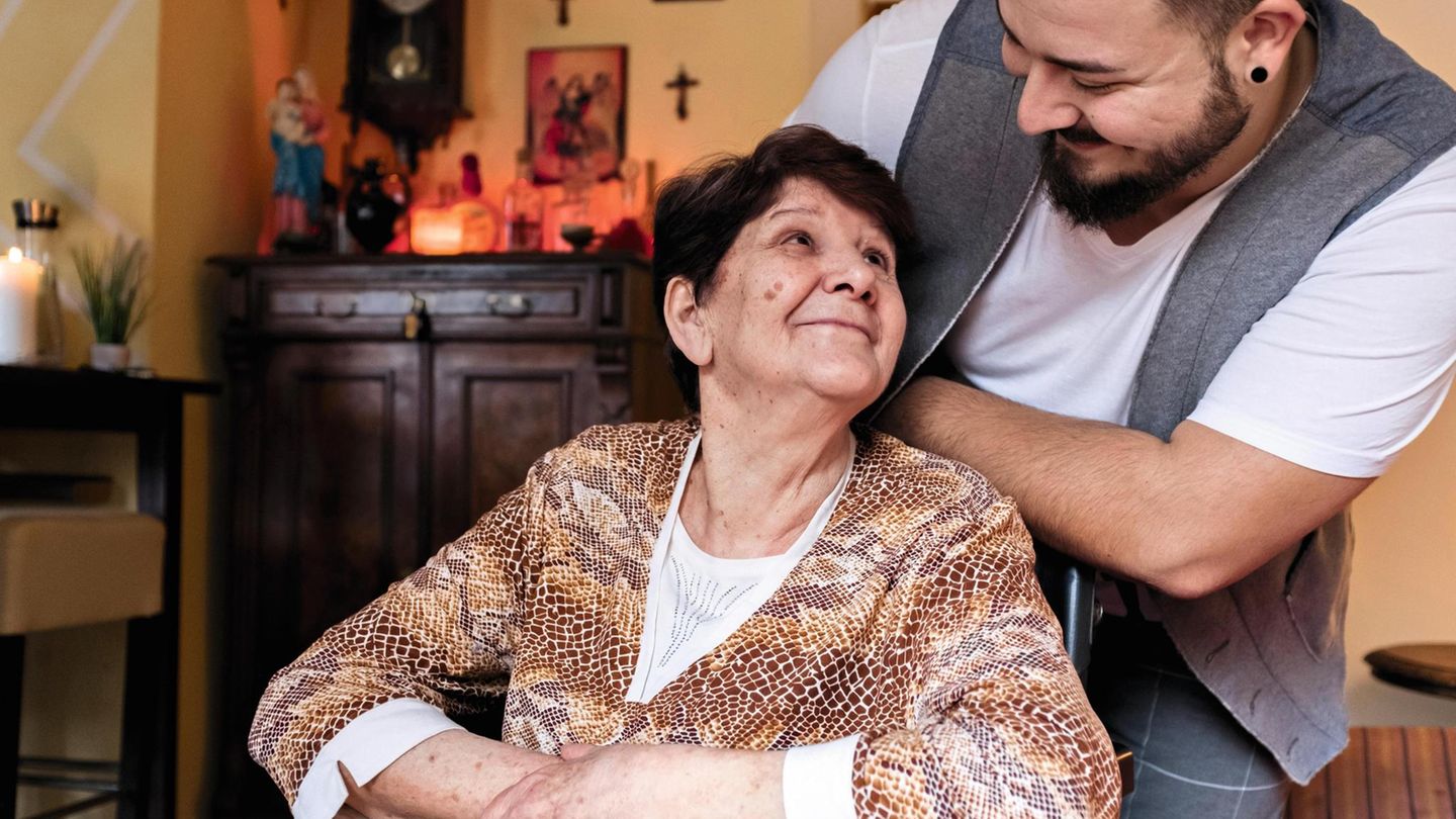 Milija Vasilijevic, 66, mit ihrem Enkel David Jovic, 24 Milija Vasilijevic, 66, mit ihrem Enkel David Jovic, 24