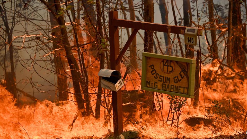 Zahlreiche Menschen haben durch das Feuer in Australien ihre Häuser und ihren Besitz verloren Zahlreiche Menschen haben durch das Feuer in Australien ihre Häuser und ihren Besitz verloren