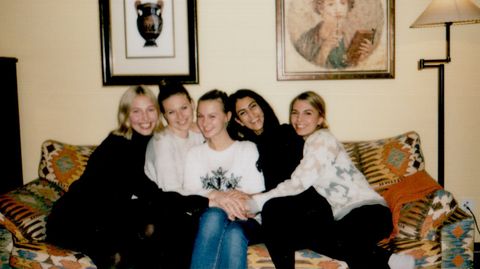 Die Autorin mit ihren vier besten Freundinnen sitzen auf einem Sofa und lachen in die Kamera