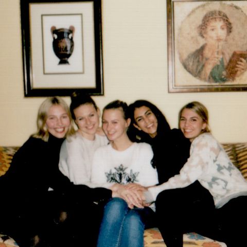 Die Autorin mit ihren vier besten Freundinnen sitzen auf einem Sofa und lachen in die Kamera