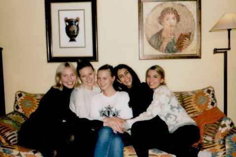 Die Autorin mit ihren vier besten Freundinnen sitzen auf einem Sofa und lachen in die Kamera