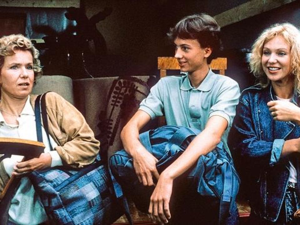 DIESE DROMBUSCHS / Die Heimkehr / Vera (WITTA POHL) und ihre Kinder Thomi (EIKE HAGEN SCHWEIKHARDT) und Marion (SABINE KAACK). / EM / , 07DFAZDFDRO2 / †berschrift: DIESE DROMBUSCHS