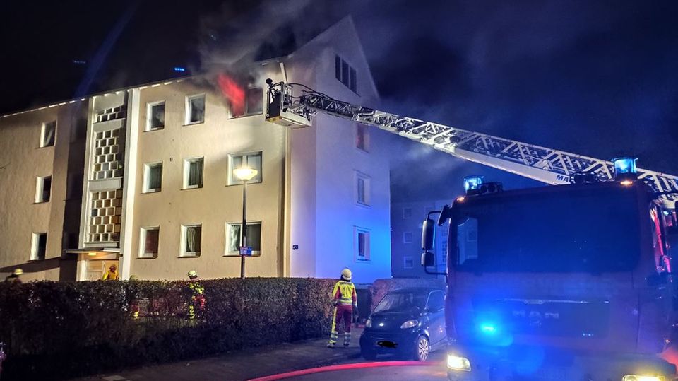Nachrichten Deutschland Hameln Nachrichten aus Deutschland: Eine Wohnung in einem Mehrfamilienhaus in Hameln steht in Flammen