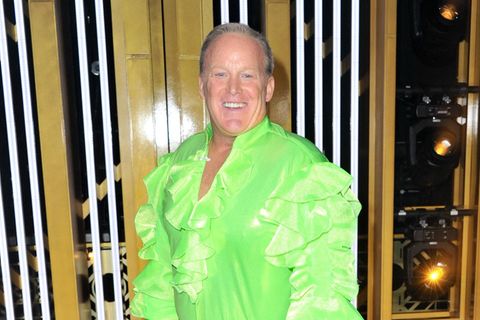 Sean Spicer in einem Tanz-Outfit mit grünem Rüschenhemd
