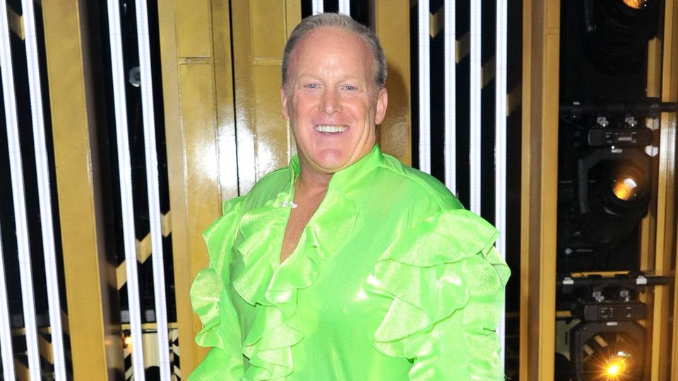 Sean Spicer in einem Tanz-Outfit mit grünem Rüschenhemd