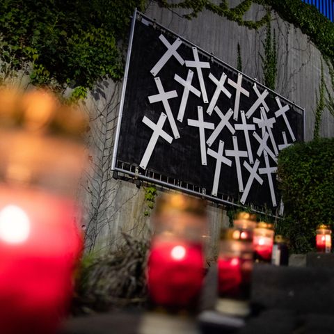 21 Menschen starben am 24. Juli 2010 bei einem Massengedränge im Zugangsbereich der Loveparade in Duisburg. Ein Theater will das schwierige Thema 2020 auf die Bühne bringen. (Symbolfoto)  