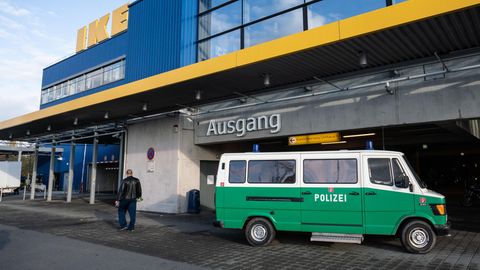 Polizei vor Frankfurter Ikea-Filiale