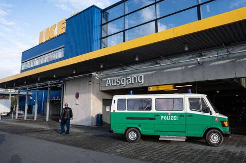 Polizei vor Frankfurter Ikea-Filiale