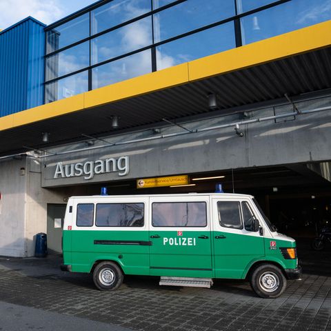 Polizei vor Frankfurter Ikea-Filiale