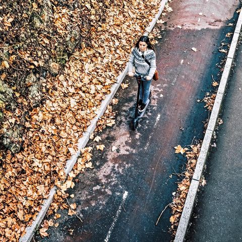 Lieber nicht: mit dem Roller auf nassem Laub fahren