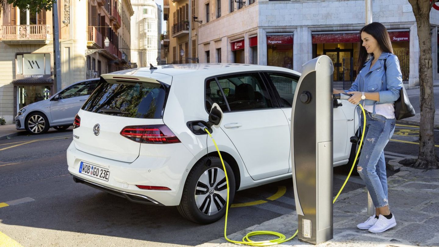 Zwar wird der E-Golf bald abgelöst, aber VWs Preispolitik verschafft dem Auto einen glänzenden Abgang.