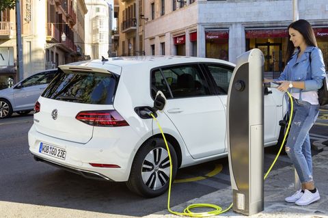 Zwar wird der E-Golf bald abgelöst, aber VWs Preispolitik verschafft dem Auto einen glänzenden Abgang.