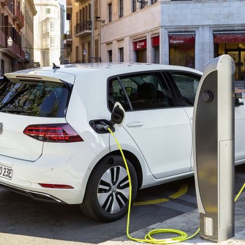 Zwar wird der E-Golf bald abgelöst, aber VWs Preispolitik verschafft dem Auto einen glänzenden Abgang.