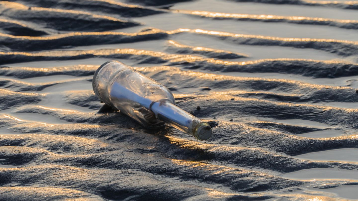 Eine Flaschenpost am Strand