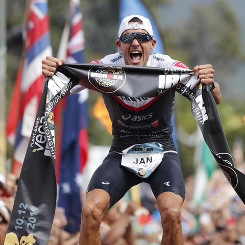Jan Frodeno schreit die Freude über seinen dritten Hawaiisieg heraus