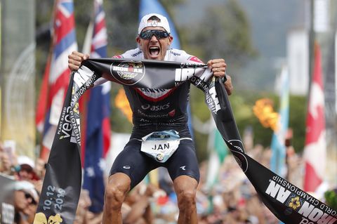 Jan Frodeno schreit die Freude über seinen dritten Hawaiisieg heraus