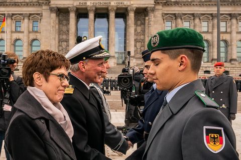 Annegret Kramp-Karrenbauer gibt einem Soldaten die Hand