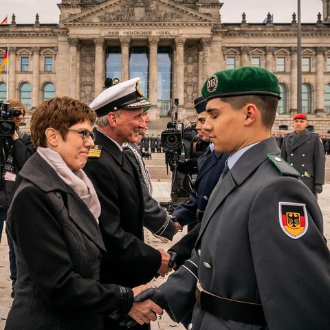 Annegret Kramp-Karrenbauer gibt einem Soldaten die Hand