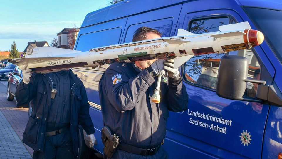Nachrichten aus Deutschland – Experten tragen die Luft-Luft-Rakete aus einem Haus