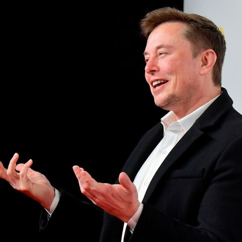 Ein gut gelaunter Tesla-Chef Elon Musk bei der Verleihung des Goldenen Lenkrads in Berlin
