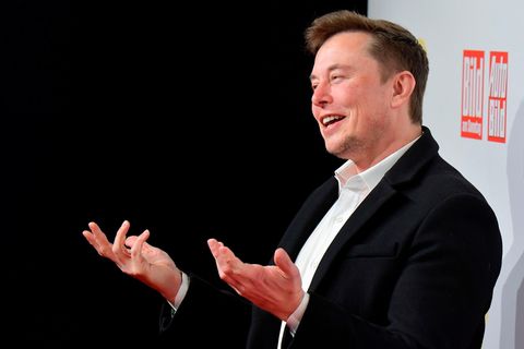 Ein gut gelaunter Tesla-Chef Elon Musk bei der Verleihung des Goldenen Lenkrads in Berlin