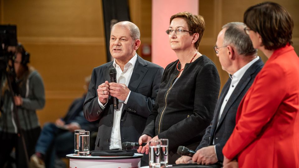 Die SPD-Bewerberpaare für die Doppelspitze: Olaf Scholz, Klara Gleywitz links und Norbert Walter-Borjans und Saski Esken rechts