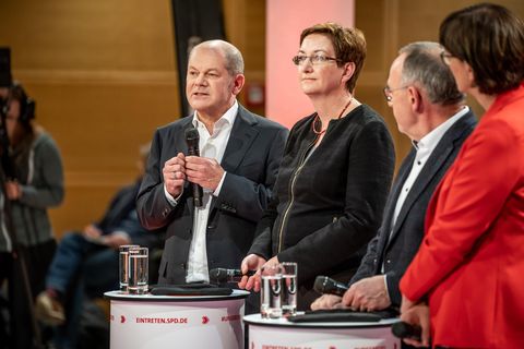 Die SPD-Bewerberpaare für die Doppelspitze: Olaf Scholz, Klara Gleywitz links und Norbert Walter-Borjans und Saski Esken rechts