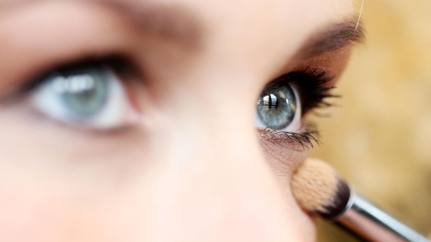 Ein Model wird geschminkt