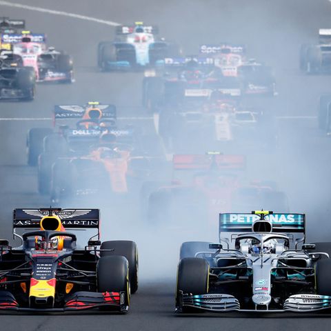 Max Verstappen im Red Bull (l.) und Valtteri Bottas im Silberpfeil liefern sich beim Start in Ungarn ein enges Duell