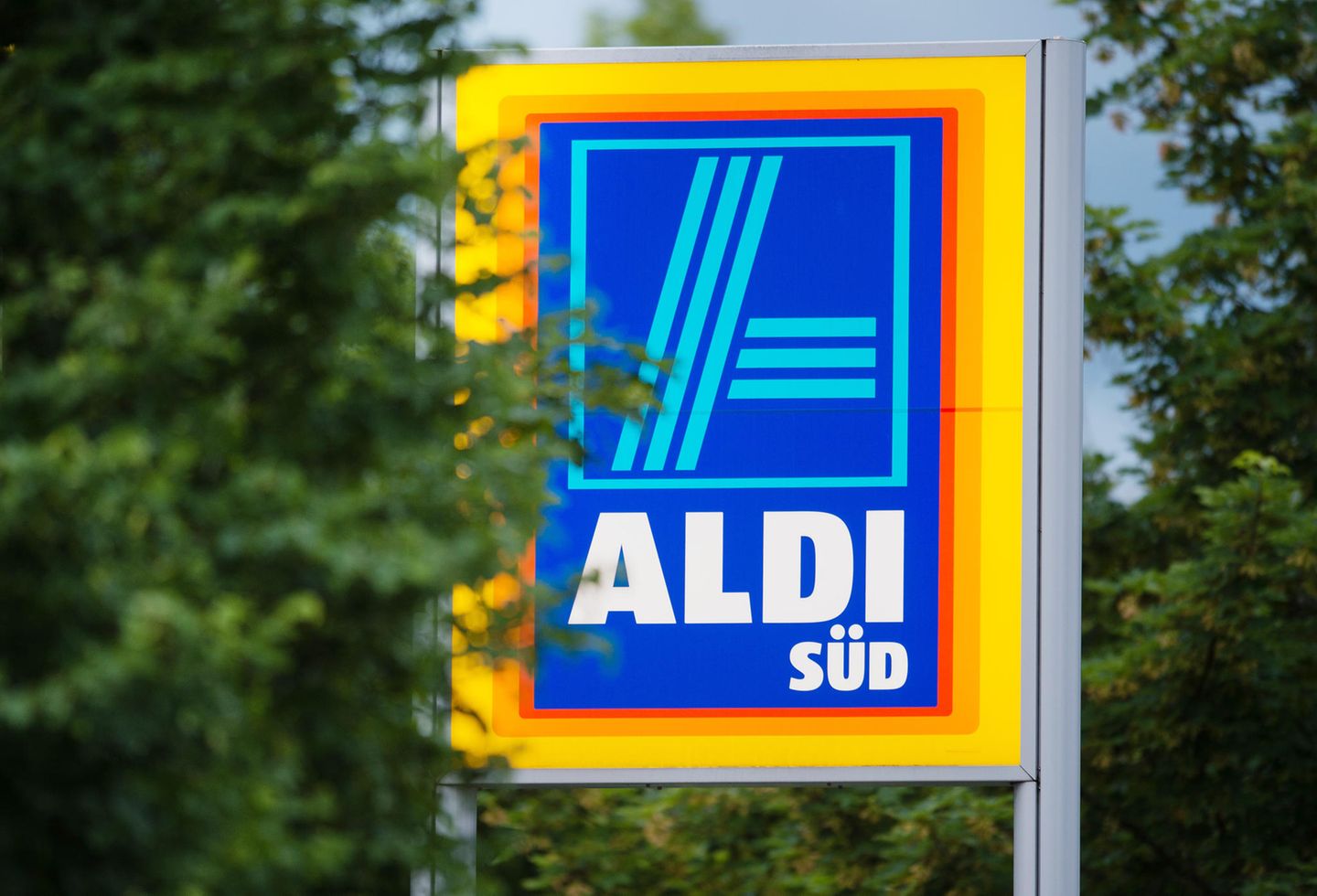 Werbeschild des Discounters Aldi Süd