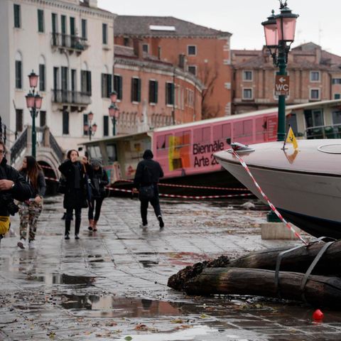Boote und Fähren wurden von den Fluten mitgerissen