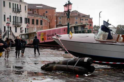 Boote und Fähren wurden von den Fluten mitgerissen