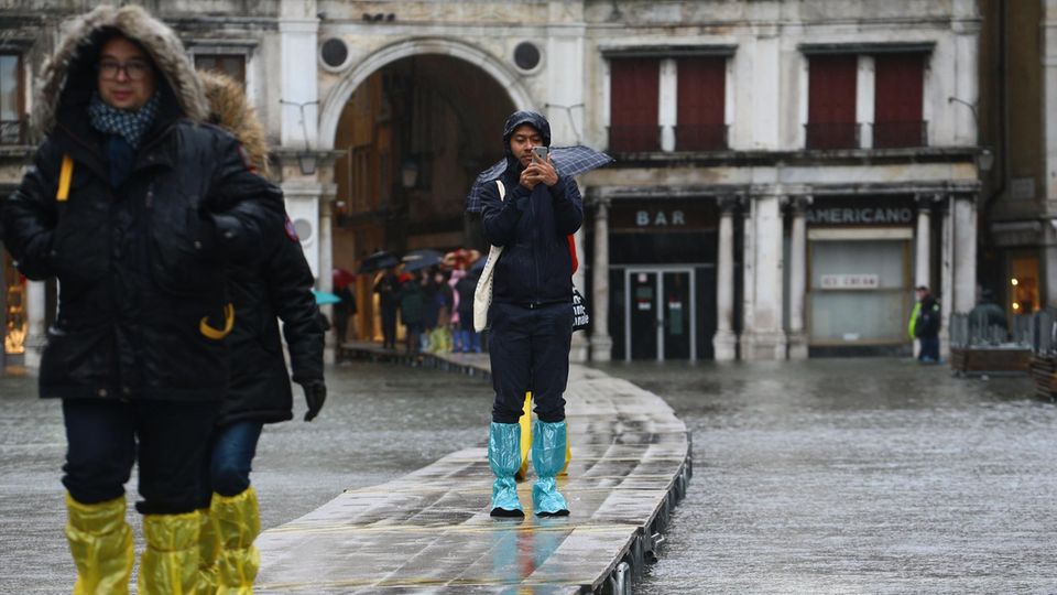Anfangs legte die Stadt noch Stege durch Venedig, damit die Touristen trotz des Hochwassers von A nach B kamen Anfangs legte die Stadt noch Stege durch Venedig, damit die Touristen trotz des Hochwassers von A nach B kamen