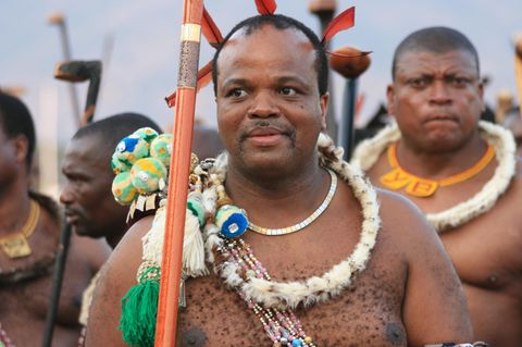König Mswati III. (M.) mit den Männern seiner Entourage bzw. seiner traditionellen Sicherheitseskorte