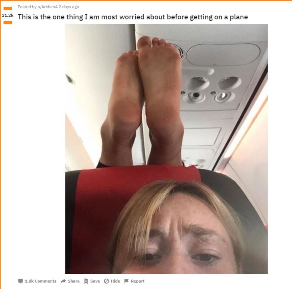 Selfie im Flugzeug Ein Selfie zeigt eine Frau im Flugzeug, hinter hier die nackten Füße ihres Sitznachbarn
