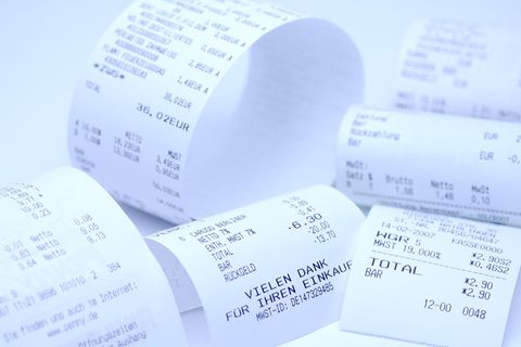 Ein Haufen Kassenbons liegen auf einem Tisch