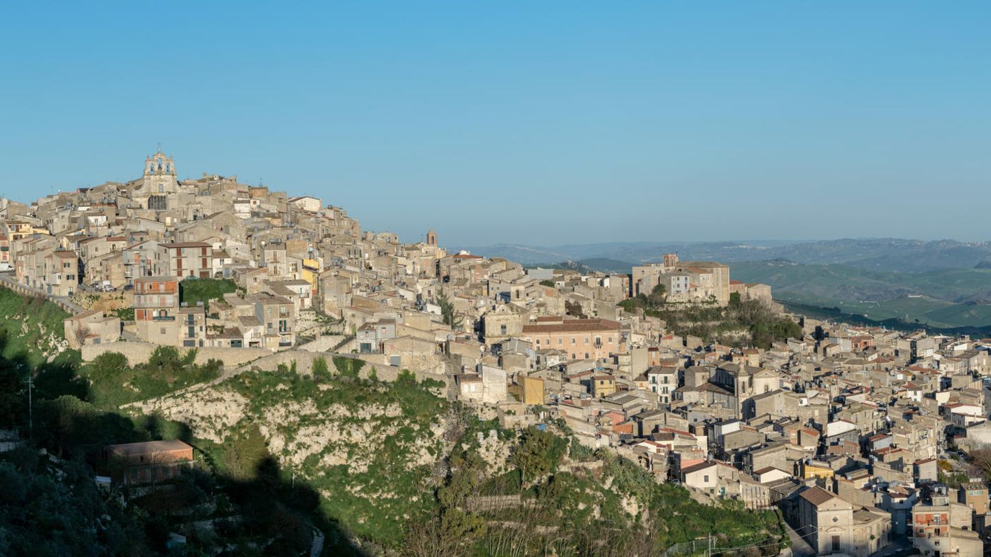 Die italienische Stadt Mussomeli in Sizilien