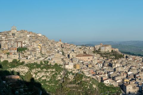 Die italienische Stadt Mussomeli in Sizilien