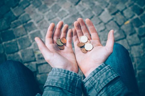 Centmünzen in Händen