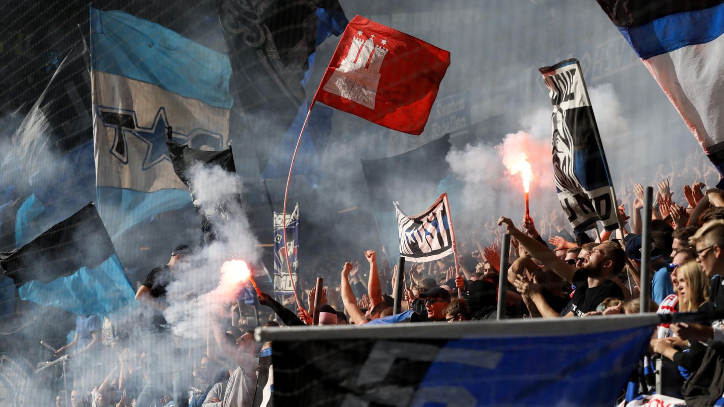 Das Abrennen von Bengalos durch die Ultras kommt den HSV in jeder Saison teuer zu stehen
