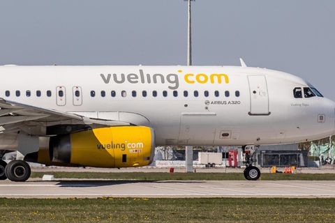 Eine Maschine vom Typ Airbus A320 der Billigfluggesellschaft Vueling am Flughafen von Barcelona