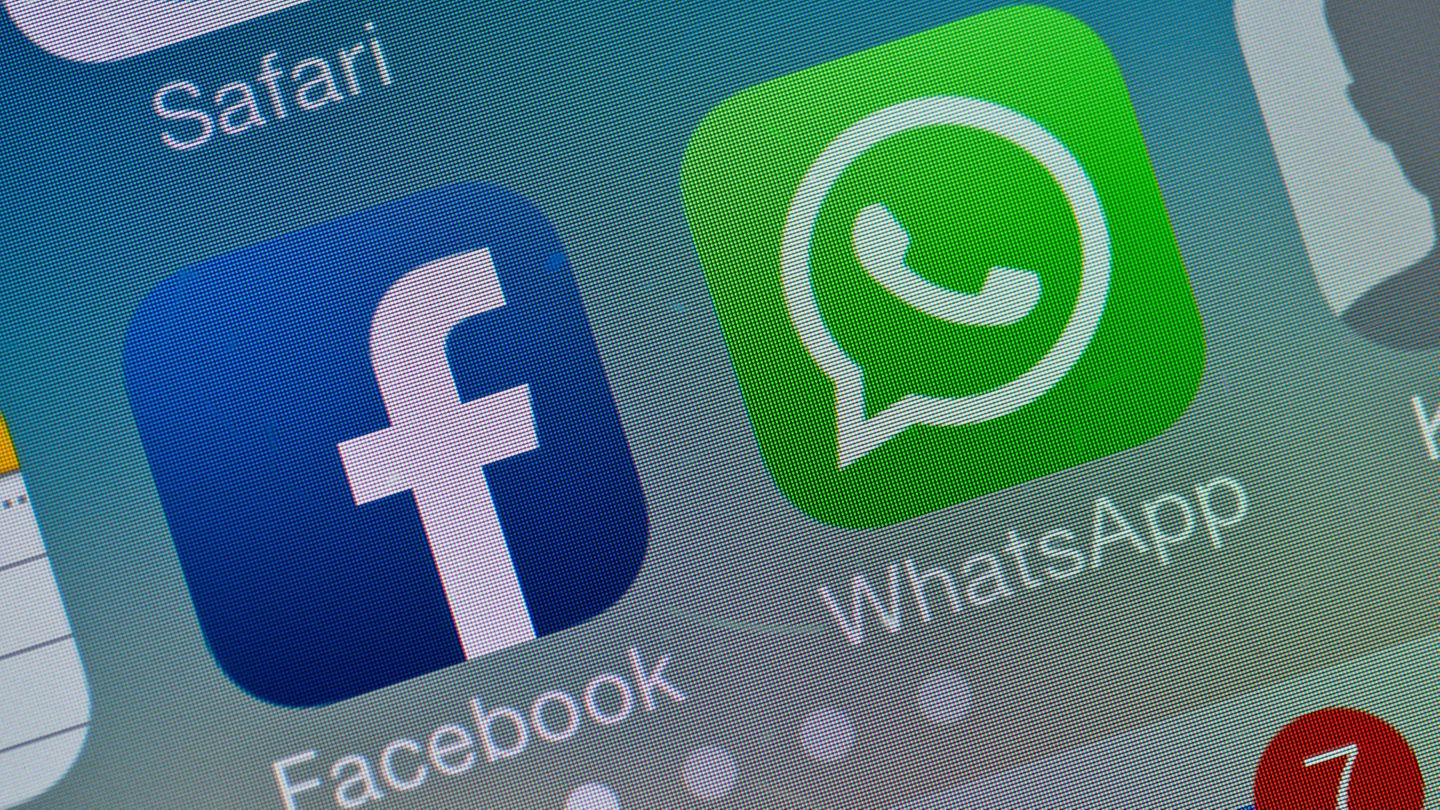 Das Logo von Facebook und WhatsApp Das Logo von Facebook und WhatsApp