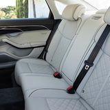 Auch hinten ist im Audi S8 üppig Platz