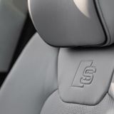 Das S-Logo ziert die Sitze im Audi S8