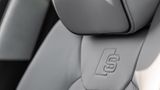 Das S-Logo ziert die Sitze im Audi S8