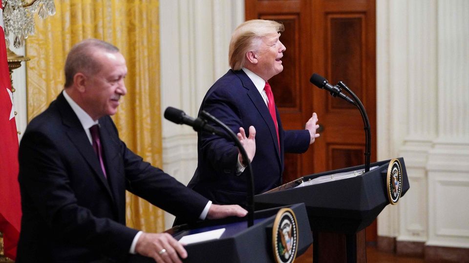 Donald Trump gestikuliert bei der Pressekonferenz mit Recep Tayyip Erdogan Donald Trump gestikuliert bei der Pressekonferenz mit Recep Tayyip Erdogan
