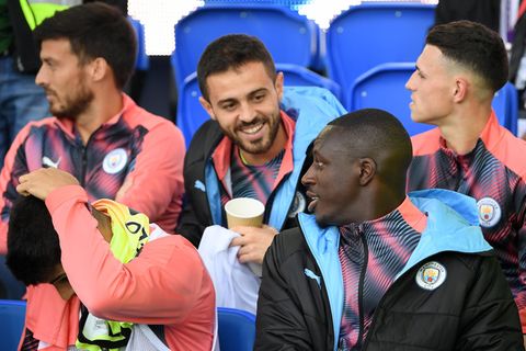 Bernardo Silva (l.) beteuert, er habe nur einen Scherz über seinen Freund Benjamin Mendy (u.) machen wollen