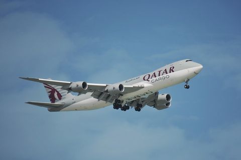 Ein Frachtflugzeug der Airline Qatar