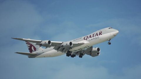 Ein Frachtflugzeug der Airline Qatar