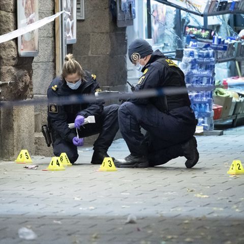 Links: Kriminaltechniker untersuchen einen Tatort, rechts: eine beschädigte Hausfassade